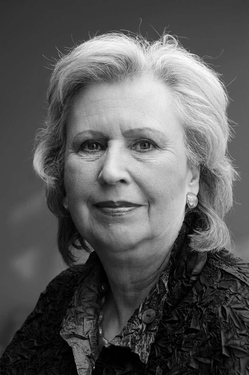 Manuela Hoelterhoff